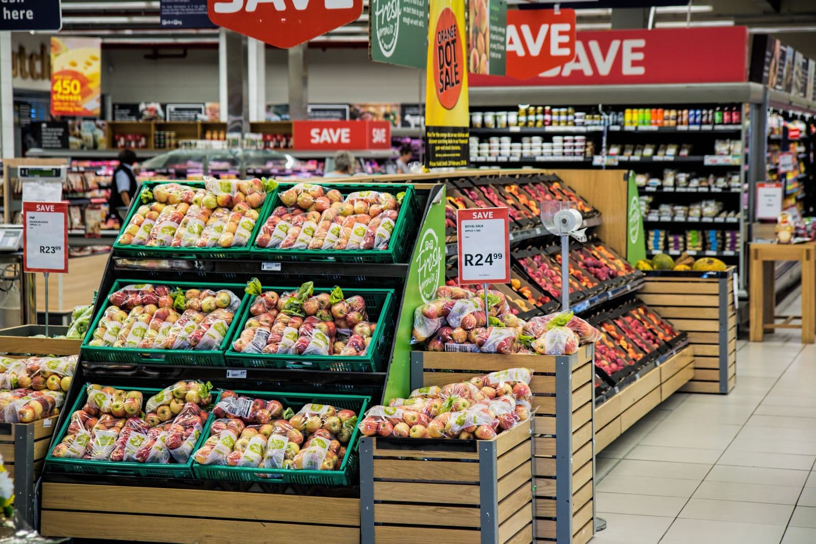 Interior de un local comercial con perchas de productos