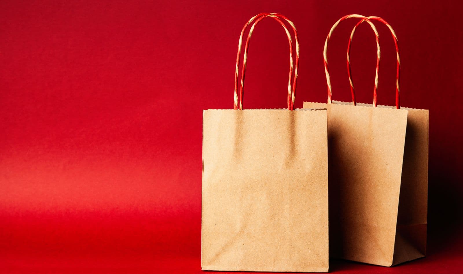 Fundas de compra de un negocio con productos apartados